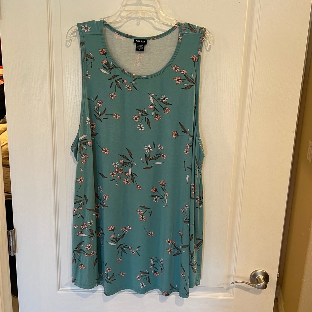 Torrid floral sleeveless blouse. Plus size 5